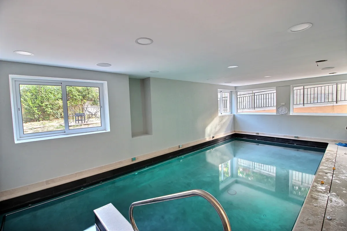 Indoor hydrotherapy pool at the Kinéau clinic in Le Perreux-sur-Marne with a stainless steel ladder