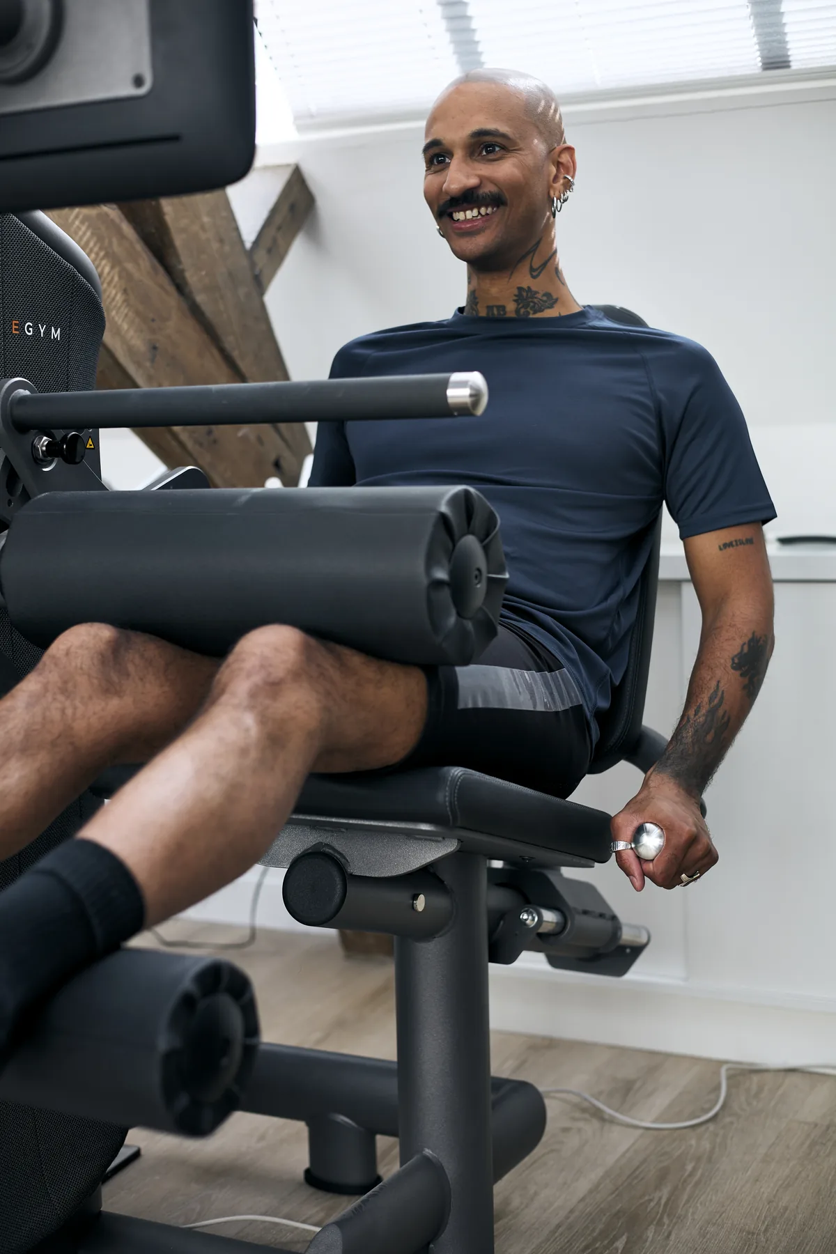 Machines musculation eGym salle Maison du Peps Marais entraînement jambes guidé