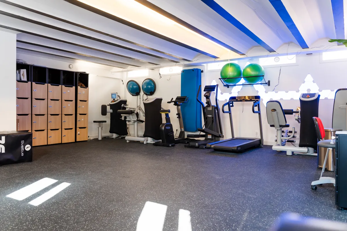 Plateau de cardio et de renforcement avec tapis de course, vélo et machines de jambes
